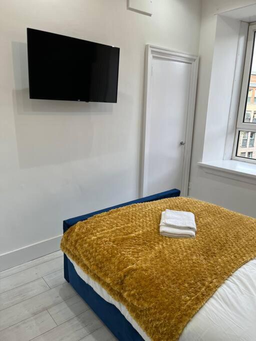 Cheerful 2 Bedroom Homely Apartment, Sleeps 4 Guest Comfy, 1X Double Bed, 2X Single Beds, Parking, Free Wifi, Suitable For Business, Leisure Guest,Glasgow, Glasgow West End, Near City Centre Kültér fotó